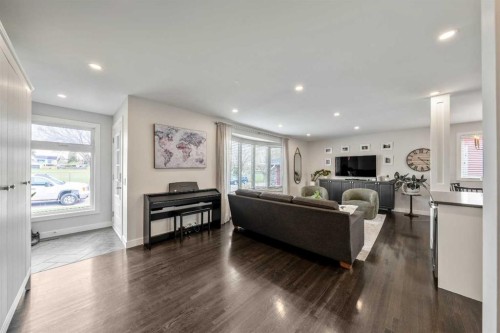 6007 34 Street Sw, Calgary, AB - Indoor Photo Showing Living Room