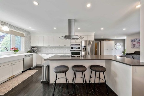 6007 34 Street Sw, Calgary, AB - Indoor Photo Showing Kitchen With Upgraded Kitchen