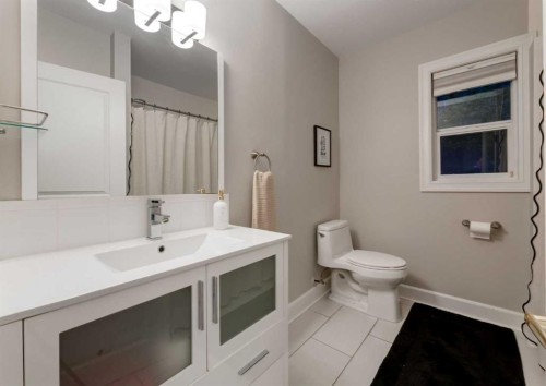 1817 18 Street Sw, Calgary, AB - Indoor Photo Showing Bathroom