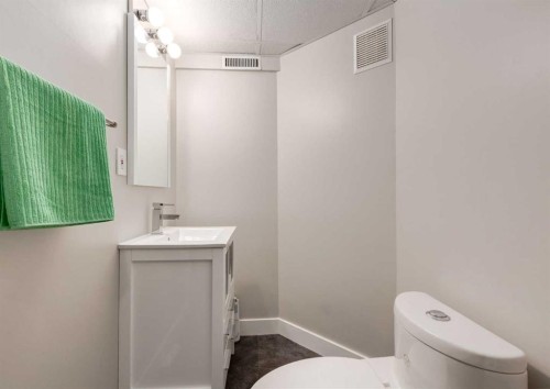 1817 18 Street Sw, Calgary, AB - Indoor Photo Showing Bathroom