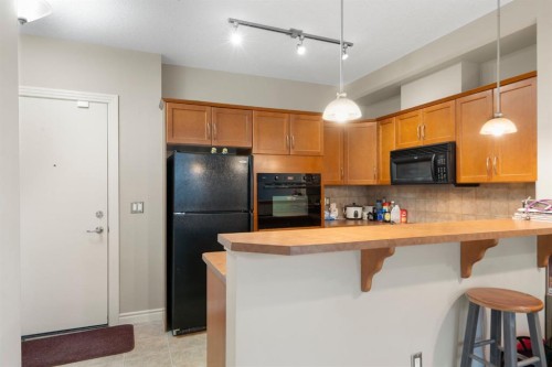 204-3111 34 Avenue Nw, Calgary, AB - Indoor Photo Showing Kitchen