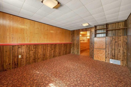 83 Ferncliff Crescent Se, Calgary, AB - Indoor Photo Showing Other Room