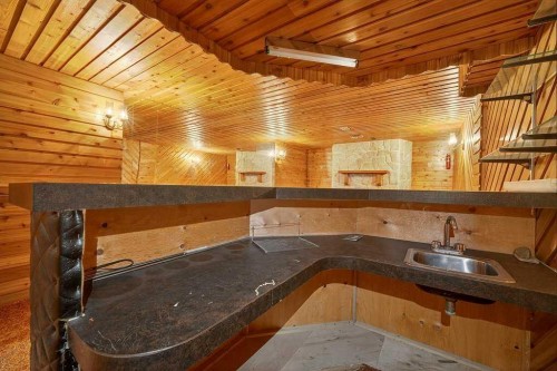 83 Ferncliff Crescent Se, Calgary, AB - Indoor Photo Showing Kitchen