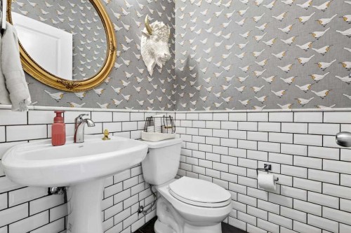 31 Kingston View Se, Airdrie, AB - Indoor Photo Showing Bathroom