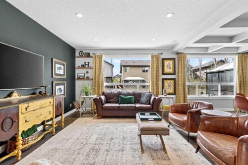 31 Kingston View Se, Airdrie, AB - Indoor Photo Showing Living Room