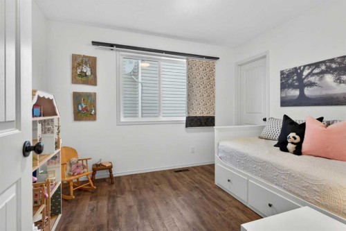 283 Willow Ridge Manor, Diamond Valley, AB - Indoor Photo Showing Bedroom