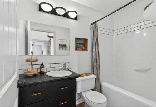 283 Willow Ridge Manor, Diamond Valley, AB - Indoor Photo Showing Bathroom