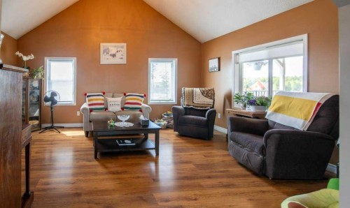 10-33139 Range Road 55, Rural Mountain View County, AB - Indoor Photo Showing Living Room