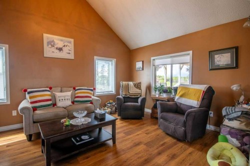 10-33139 Range Road 55, Rural Mountain View County, AB - Indoor Photo Showing Living Room