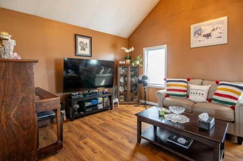 10-33139 Range Road 55, Rural Mountain View County, AB - Indoor Photo Showing Living Room