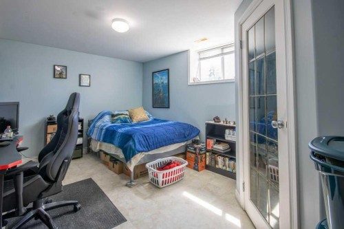 10-33139 Range Road 55, Rural Mountain View County, AB - Indoor Photo Showing Bedroom