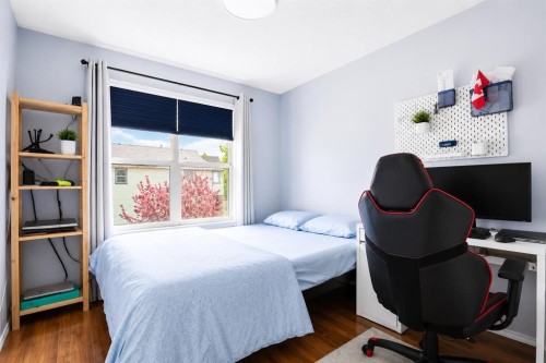 168 Prestwick Heights Se, Calgary, AB - Indoor Photo Showing Bedroom
