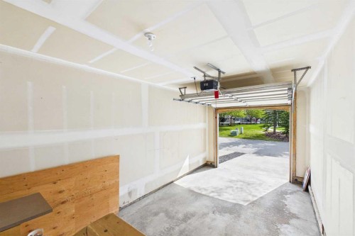 144 Simcoe Place Sw, Calgary, AB - Indoor Photo Showing Garage