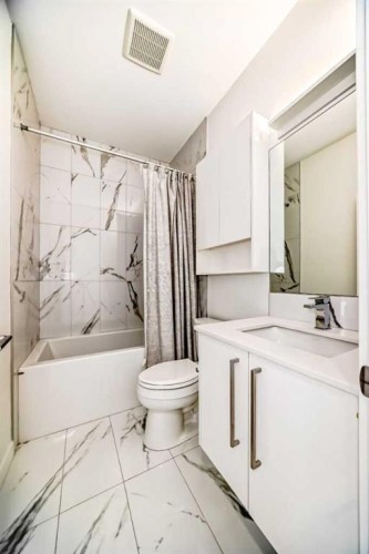 4056 Kovitz Lane Nw, Calgary, AB - Indoor Photo Showing Bathroom