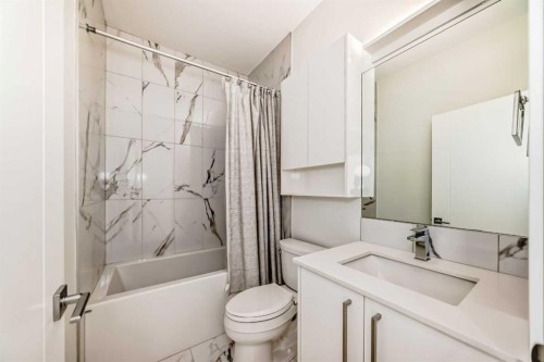4056 Kovitz Lane Nw, Calgary, AB - Indoor Photo Showing Bathroom