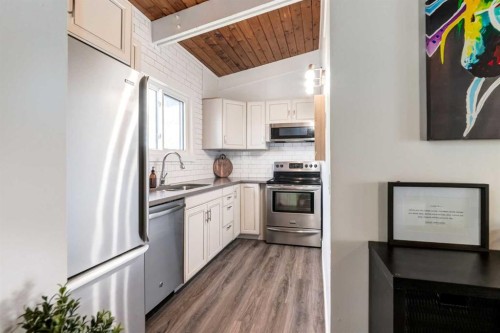 4-333 Braxton Place Sw, Calgary, AB - Indoor Photo Showing Kitchen With Stainless Steel Kitchen