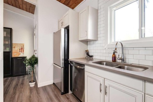 4-333 Braxton Place Sw, Calgary, AB - Indoor Photo Showing Kitchen With Double Sink