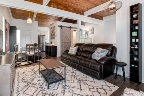 4-333 Braxton Place Sw, Calgary, AB - Indoor Photo Showing Living Room
