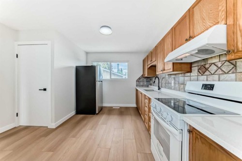 4607 Marwood Way Ne, Calgary, AB - Indoor Photo Showing Kitchen