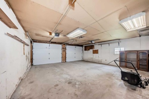4607 Marwood Way Ne, Calgary, AB - Indoor Photo Showing Garage