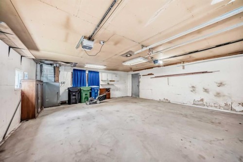4607 Marwood Way Ne, Calgary, AB - Indoor Photo Showing Garage
