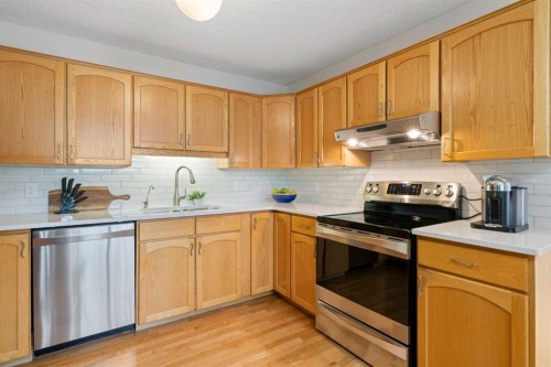 14207 Deer Run Boulevard Se, Calgary, AB - Indoor Photo Showing Kitchen
