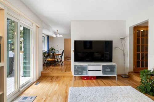 14207 Deer Run Boulevard Se, Calgary, AB - Indoor Photo Showing Living Room