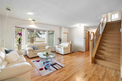 14207 Deer Run Boulevard Se, Calgary, AB - Indoor Photo Showing Living Room
