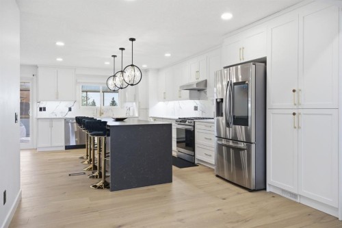 76 Beaconsfield Way Nw, Calgary, AB - Indoor Photo Showing Kitchen With Upgraded Kitchen