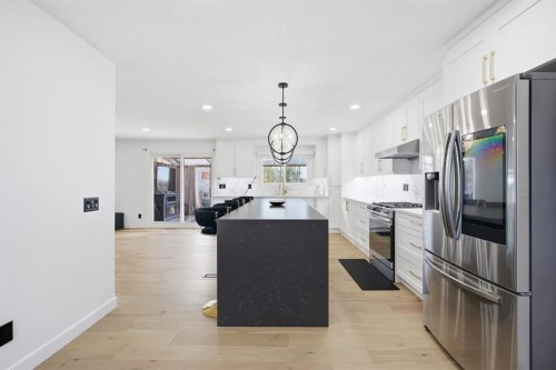 76 Beaconsfield Way Nw, Calgary, AB - Indoor Photo Showing Kitchen