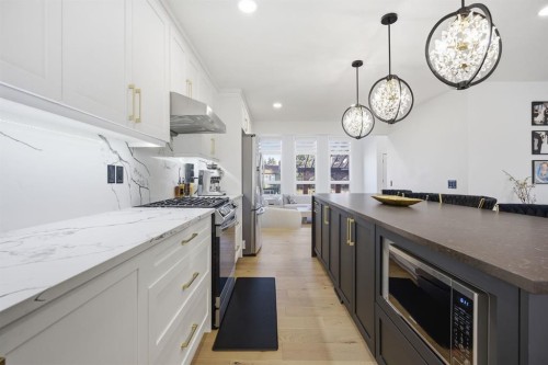 76 Beaconsfield Way Nw, Calgary, AB - Indoor Photo Showing Kitchen With Upgraded Kitchen