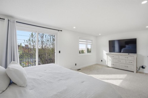 76 Beaconsfield Way Nw, Calgary, AB - Indoor Photo Showing Bedroom