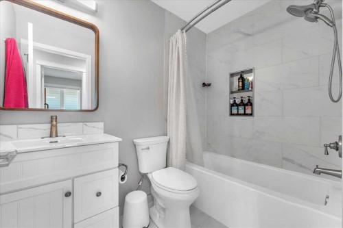 38 Tuscany Valley Heights Nw, Calgary, AB - Indoor Photo Showing Bathroom