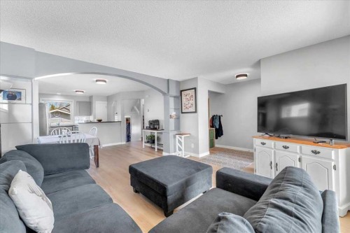 38 Tuscany Valley Heights Nw, Calgary, AB - Indoor Photo Showing Living Room