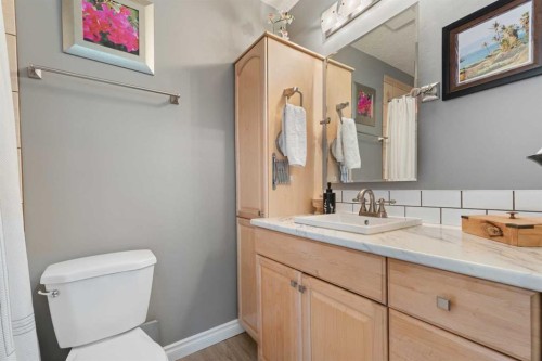 49 Lock Crescent, Okotoks, AB - Indoor Photo Showing Bathroom