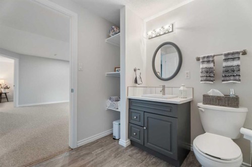 49 Lock Crescent, Okotoks, AB - Indoor Photo Showing Bathroom