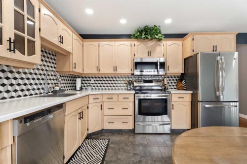 49 Lock Crescent, Okotoks, AB - Indoor Photo Showing Kitchen