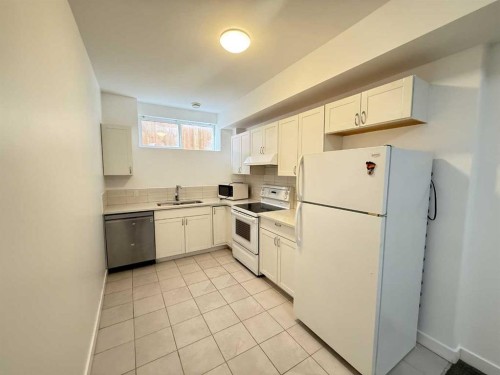 35 Sherview Grove Nw, Calgary, AB - Indoor Photo Showing Kitchen With Double Sink