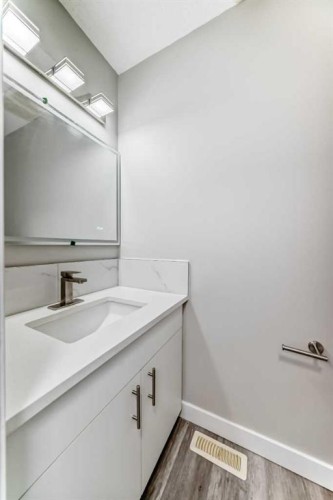 38-2727 Rundleson Road Ne, Calgary, AB - Indoor Photo Showing Bathroom