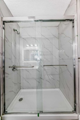 38-2727 Rundleson Road Ne, Calgary, AB - Indoor Photo Showing Bathroom