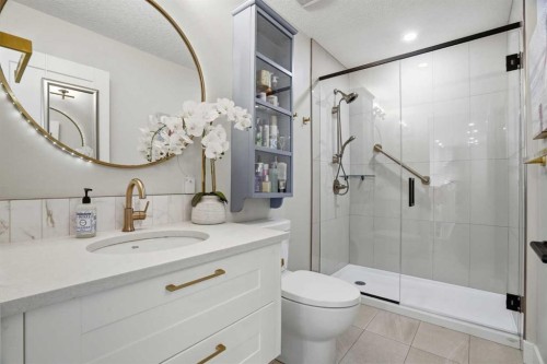 44 Vandoos Gardens Nw, Calgary, AB - Indoor Photo Showing Bathroom