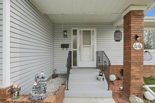 44 Vandoos Gardens Nw, Calgary, AB - Outdoor With Exterior