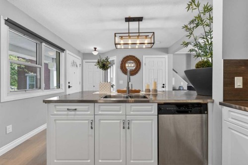 2275 Flanders Avenue Sw, Calgary, AB - Indoor Photo Showing Kitchen With Double Sink