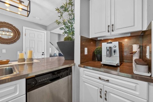 2275 Flanders Avenue Sw, Calgary, AB - Indoor Photo Showing Kitchen