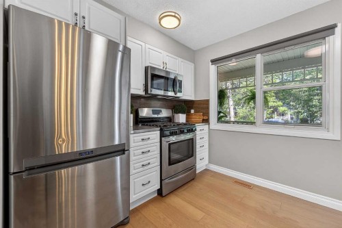 2275 Flanders Avenue Sw, Calgary, AB - Indoor Photo Showing Kitchen With Stainless Steel Kitchen