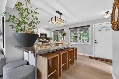 2275 Flanders Avenue Sw, Calgary, AB - Indoor