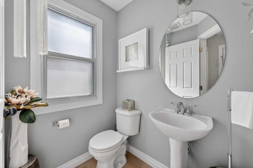 2275 Flanders Avenue Sw, Calgary, AB - Indoor Photo Showing Bathroom