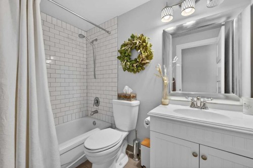 2275 Flanders Avenue Sw, Calgary, AB - Indoor Photo Showing Bathroom