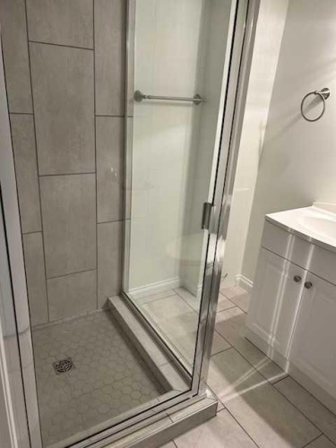 2275 Flanders Avenue Sw, Calgary, AB - Indoor Photo Showing Bathroom