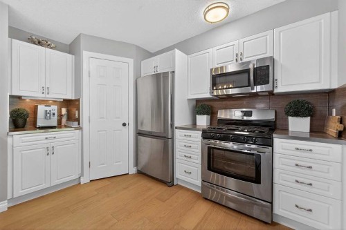 2275 Flanders Avenue Sw, Calgary, AB - Indoor Photo Showing Kitchen